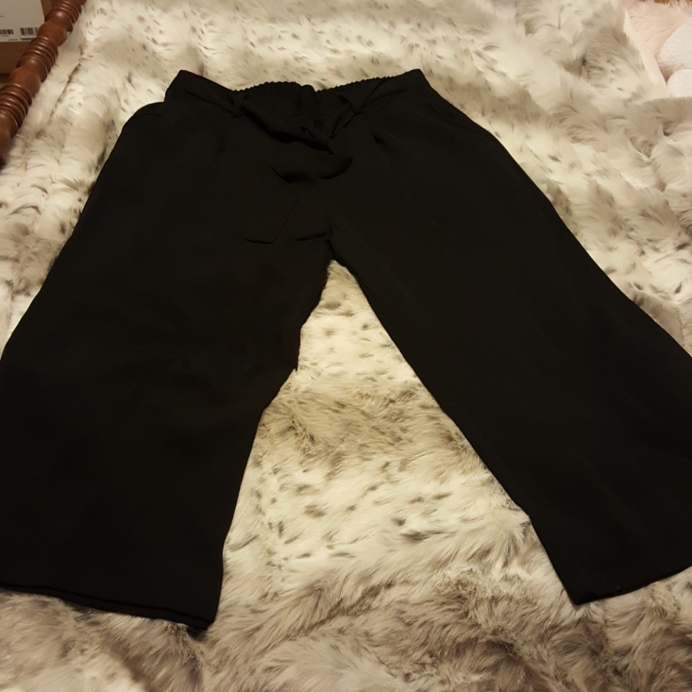 Black wide leg capris pants